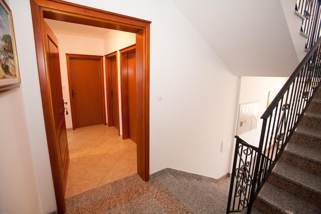 Apartments Bogovic Malinska Bagian luar foto